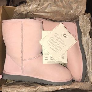 Rare* Baby pink classic uggs: kids sz 6/ women 7.5